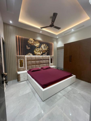Amazing 3BHK Home NEAR AIRPORT with JACUZZI & Private POOL in Punjabi Bagh